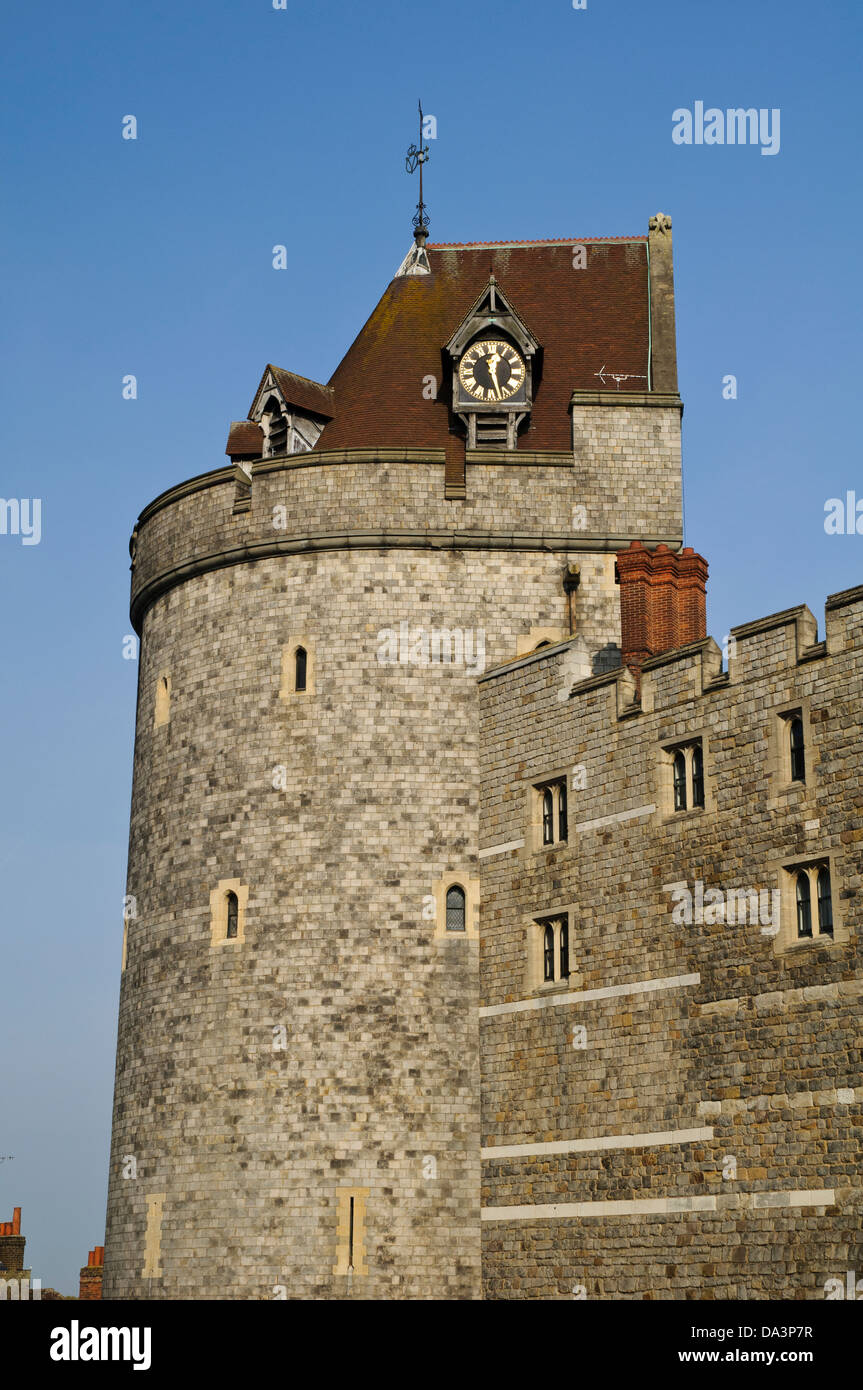 La torre de toque de queda fijado en la pared exterior del castillo de Windsor, Windsor, Berkshire. De octubre. Foto de stock