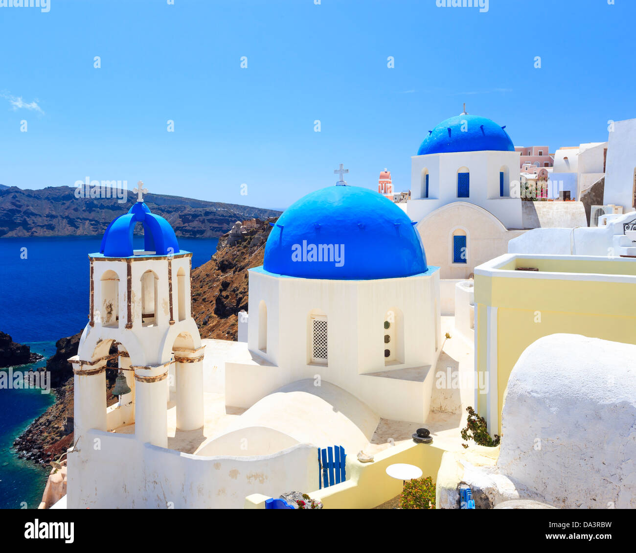 Iglesias con cúpula azul en la Caldera en Oia en la isla griega de Santorini. Foto de stock