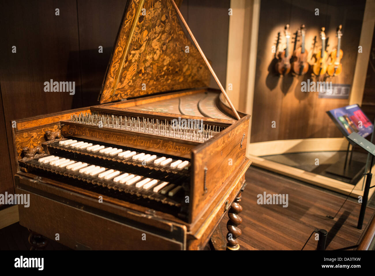 Bruselas, Bélgica - un instrumento de teclado ornamentados en exhibición en  el Museo de Instrumentos Musicales en Bruselas. El Musée des instruments de  Musique (Museo de Instrumentos Musicales) en Bruselas, contiene exposiciones