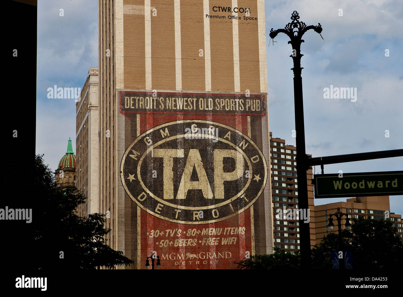 Un anuncio mural para MGM Grand toca sports pub es visto en Detroit (Mi) Foto de stock