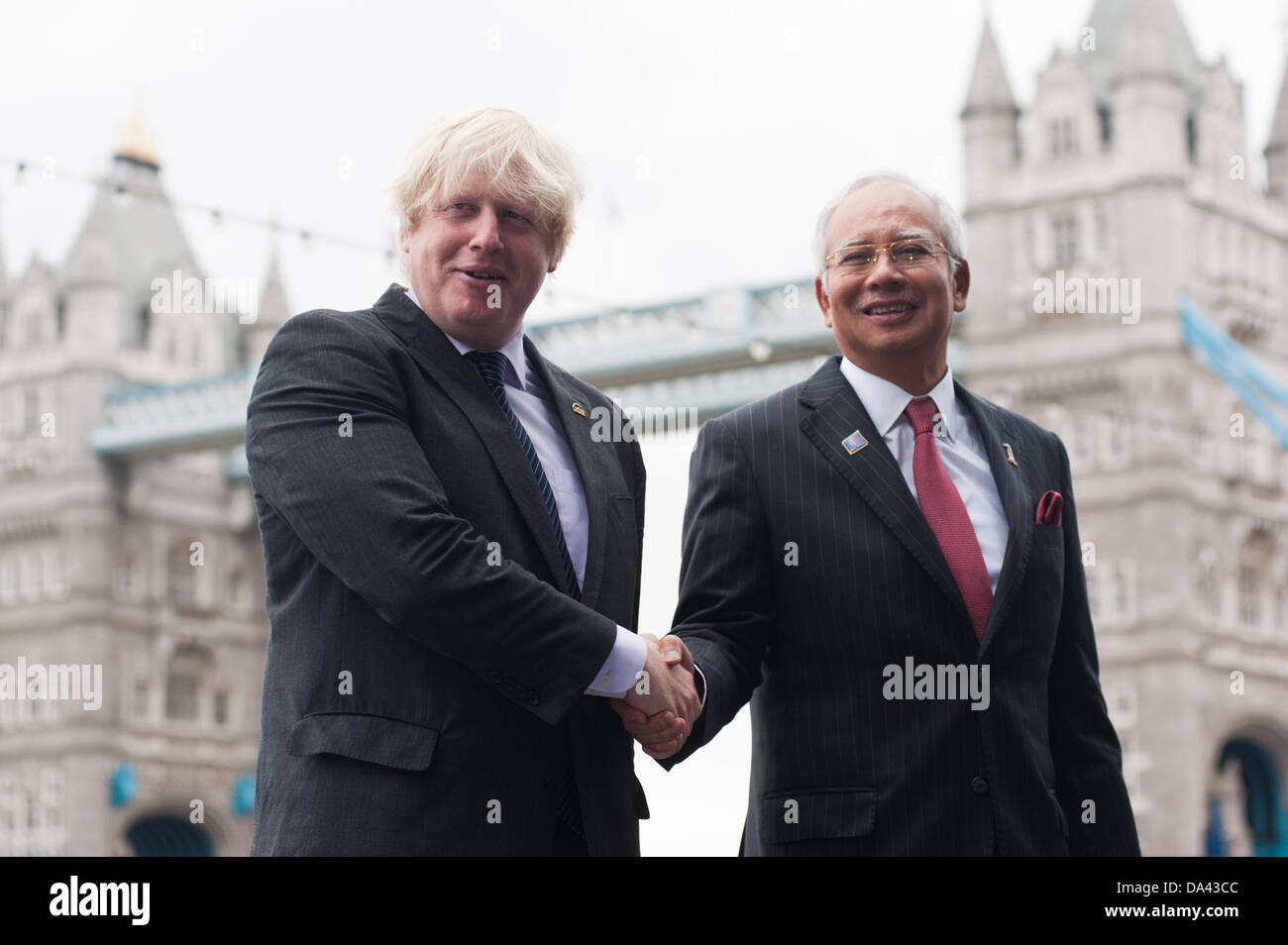 Londres, Reino Unido - 3 de julio de 2013: El Primer Ministro de Malasia, el Honorable Dato' Sri Mohd Najib Tun Abdul Razak, y el alcalde de Londres, Boris Johnson, agitar las manos antes de la reunión para el lanzamiento del 9º Foro Económico Islámico Mundial. Crédito: Piero Cruciatti/Alamy Live News Foto de stock