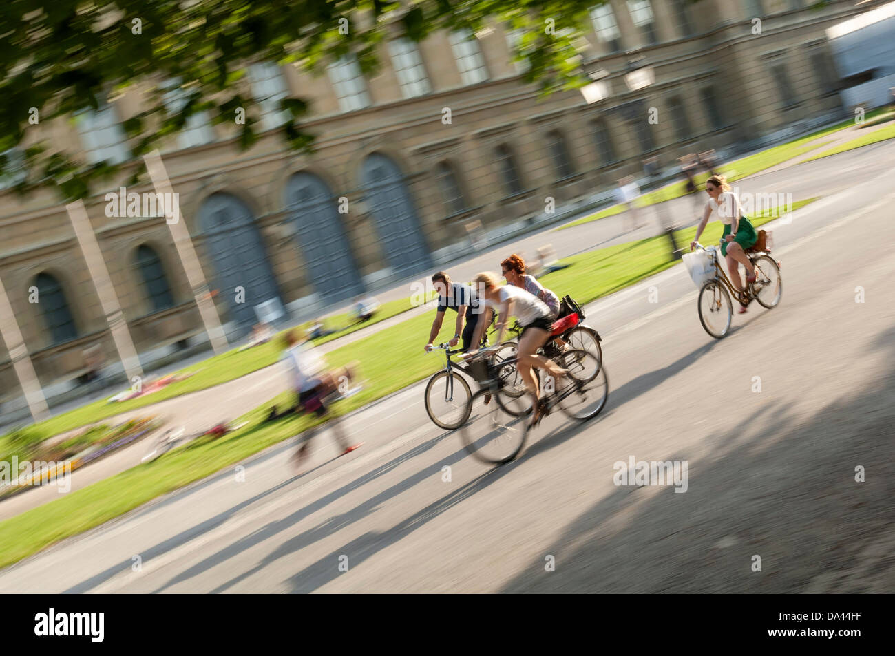 Bicicleta drtivers cerca del Hofgarten delante de agyptisches museum, Munich, Baviera, Foto de stock