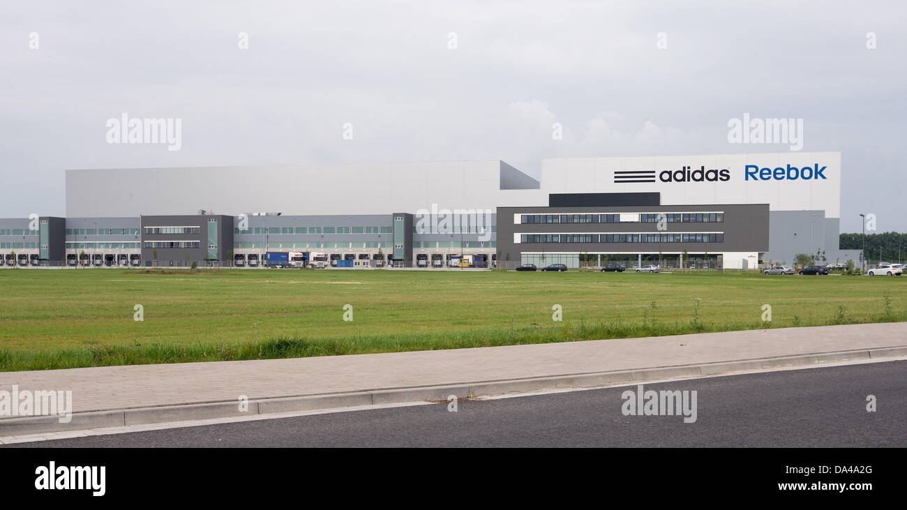 La más grande del mundo, el centro distribución de grupo adidas ha abierto con una inversión de más de 100 millones de euros en Rieste, Alemania, 03 de julio de 2013.
