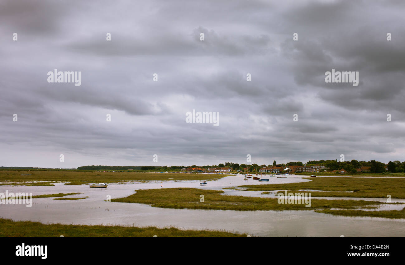 Burnham Overy a través de los pantanos. Foto de stock