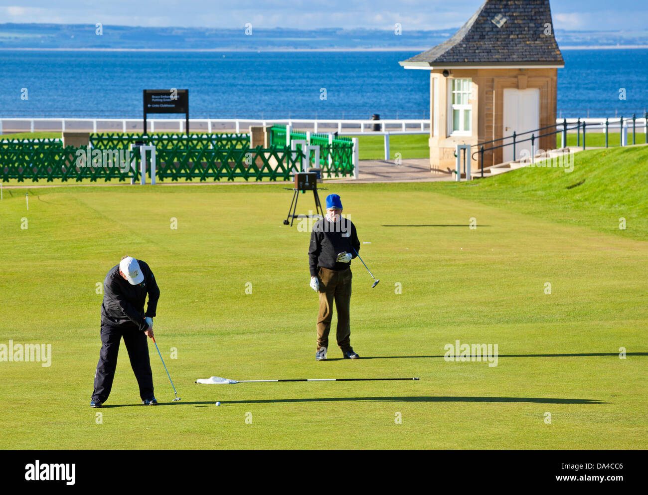 Dos jugadores poniendo en el Real y antiguo Club de Golf de St Andrews golf St Andrews Fife Scotland Reino Unido GB Europa UE Foto de stock