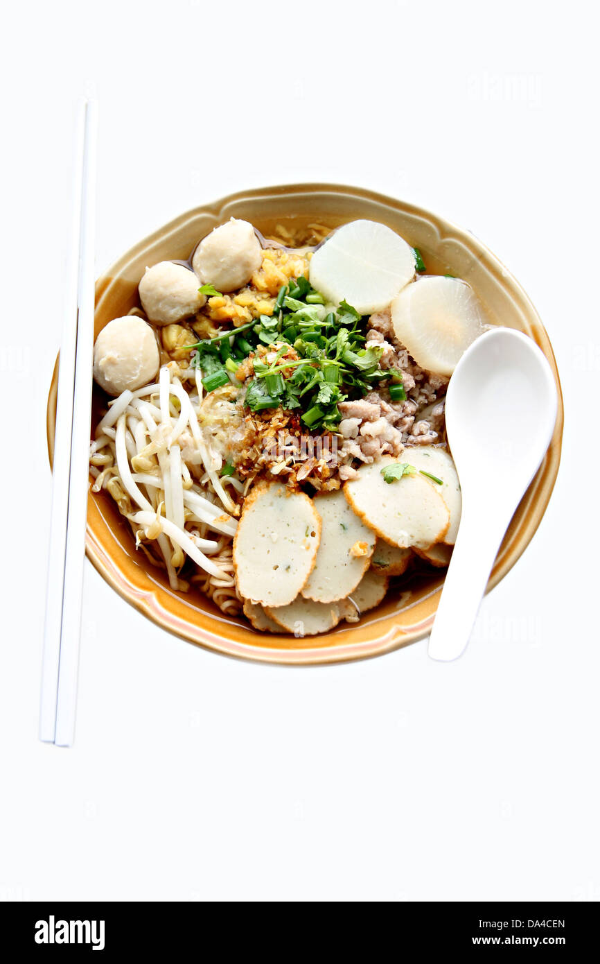 En un tazón de sopa de fideos tailandeses sobre fondo blanco. Foto de stock