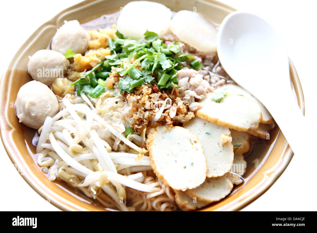 Zoom en el plato de sopa de fideos tailandeses sobre fondo blanco. Foto de stock