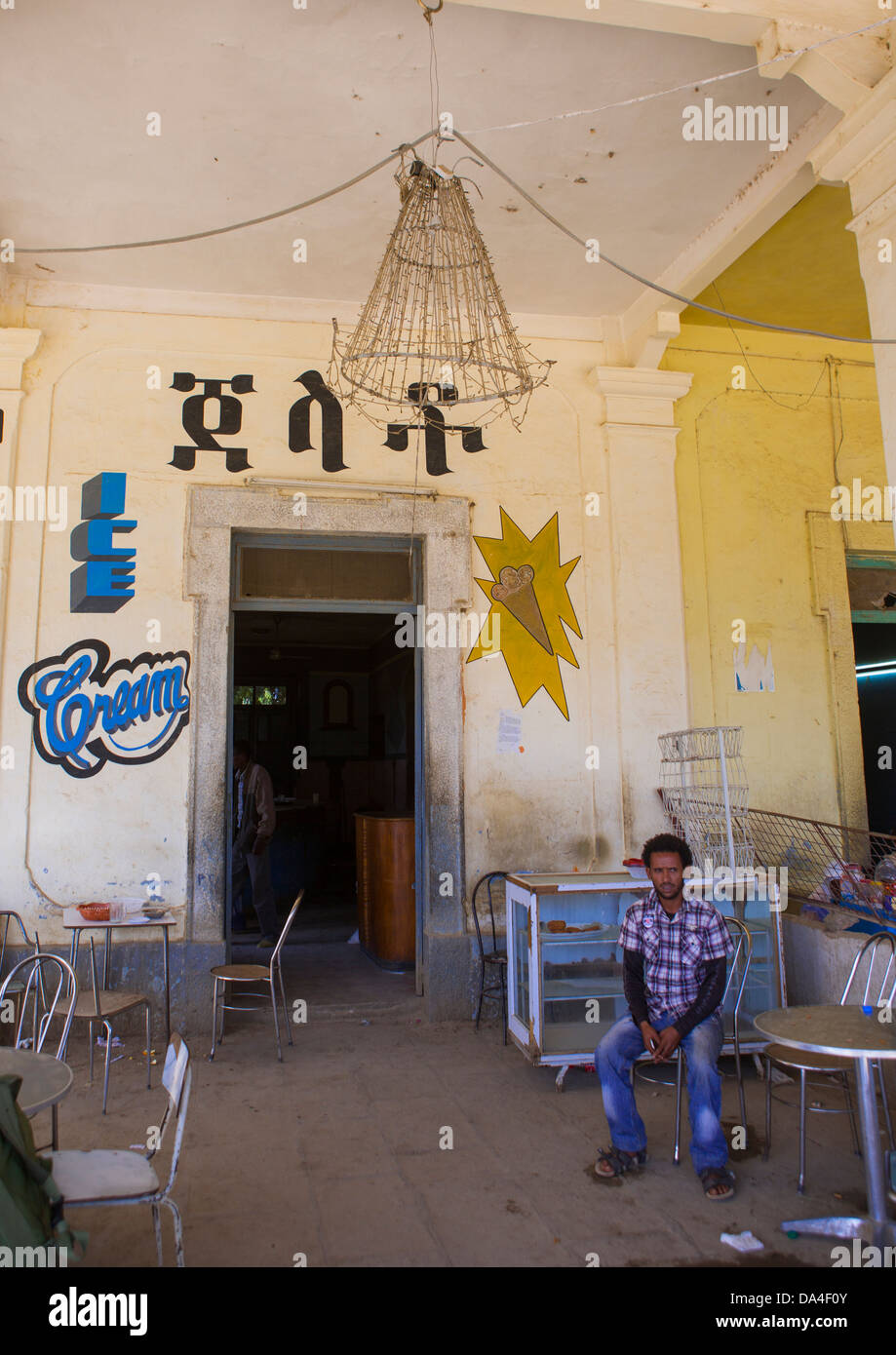 Bar en la antigua Estación de Tren, Keren, Eritrea Foto de stock