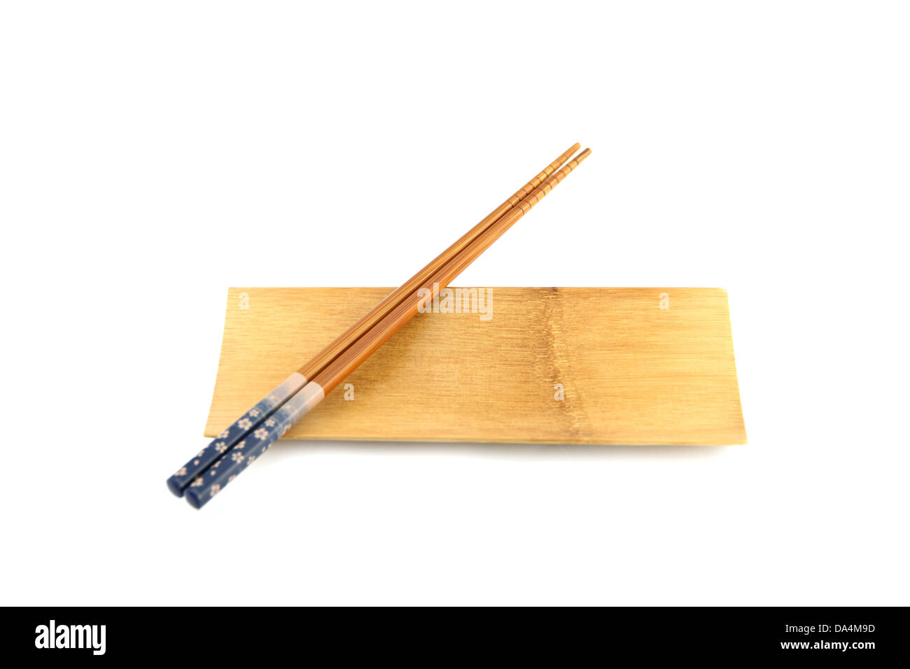 Los palillos en el plato de bambú. Foto de stock