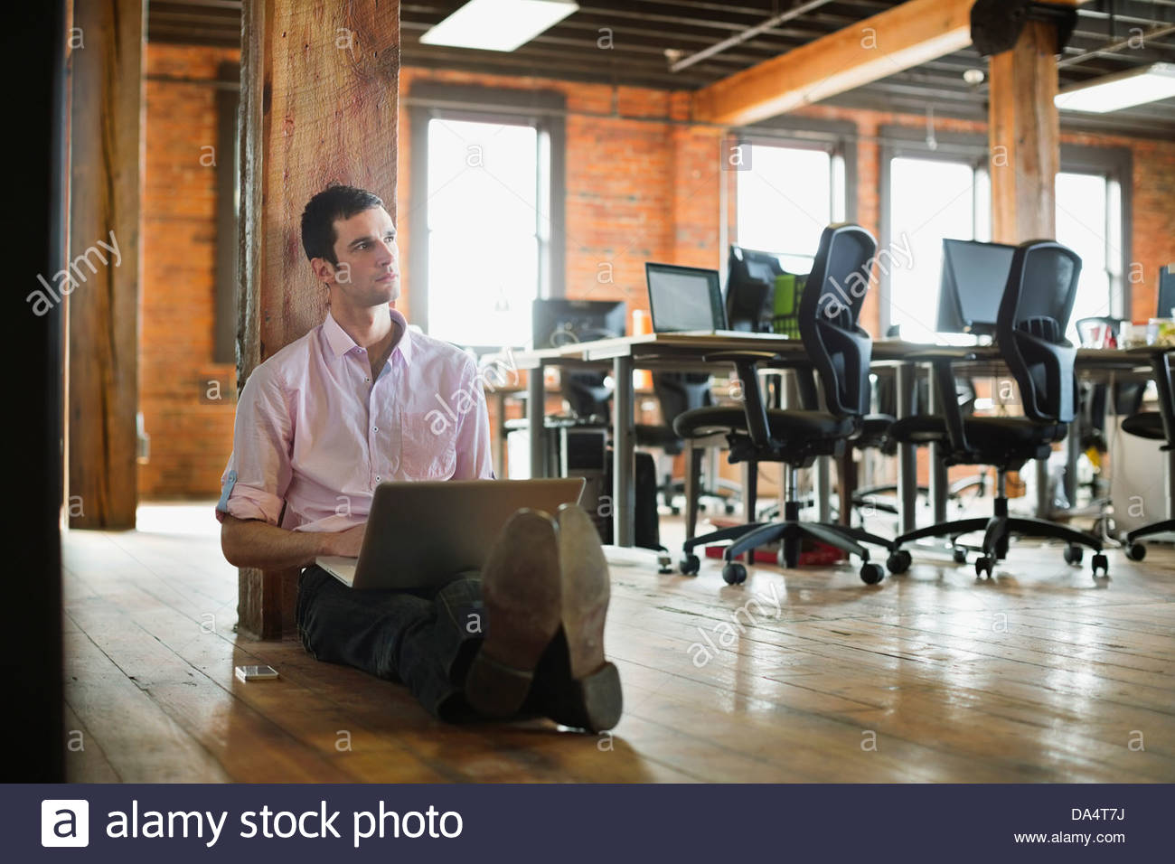 Empresario trabajando en el portátil en la oficina creativa espacio Foto de stock