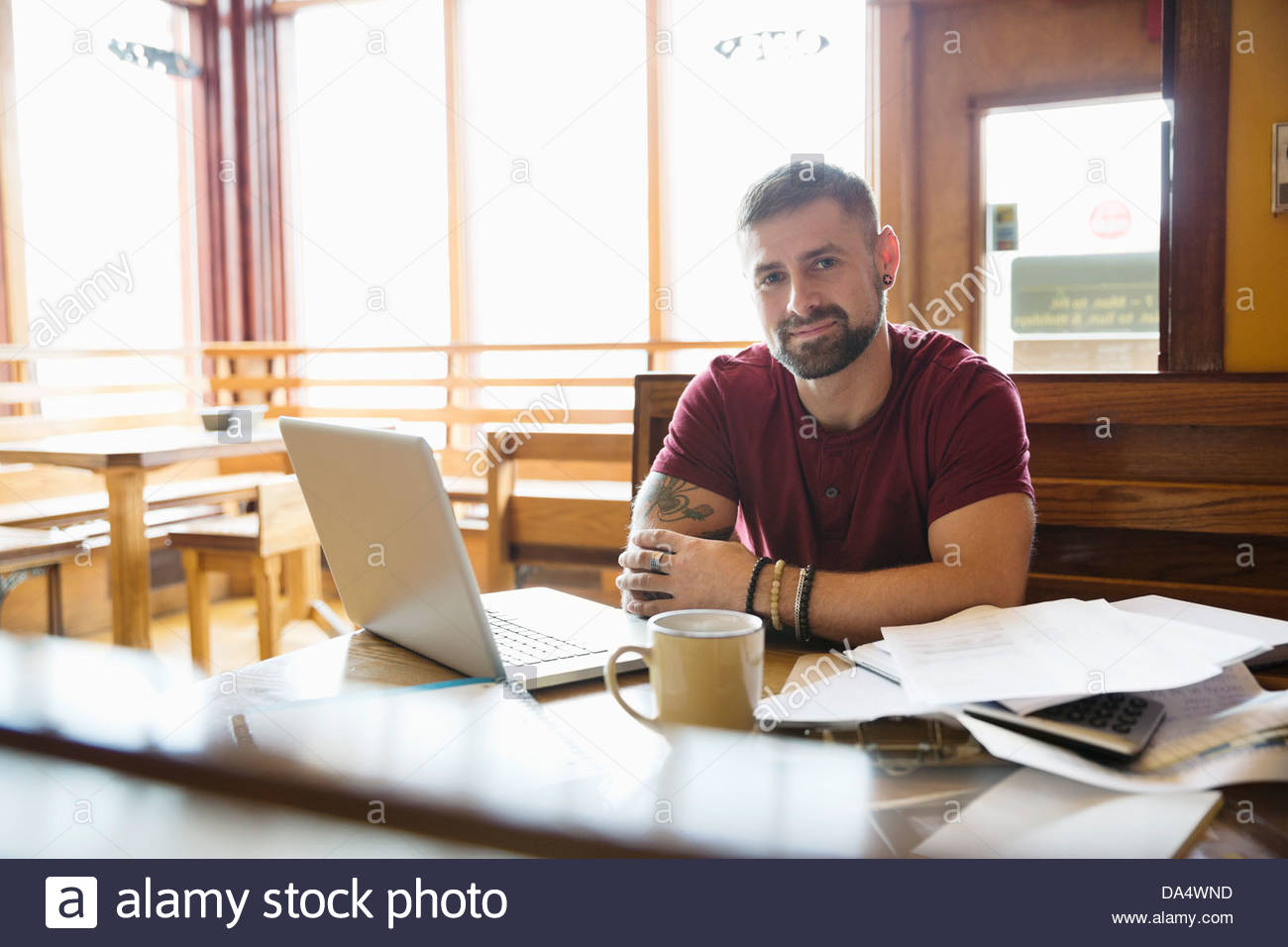 Retrato de macho propietario de deli con laptop y papeleo Foto de stock