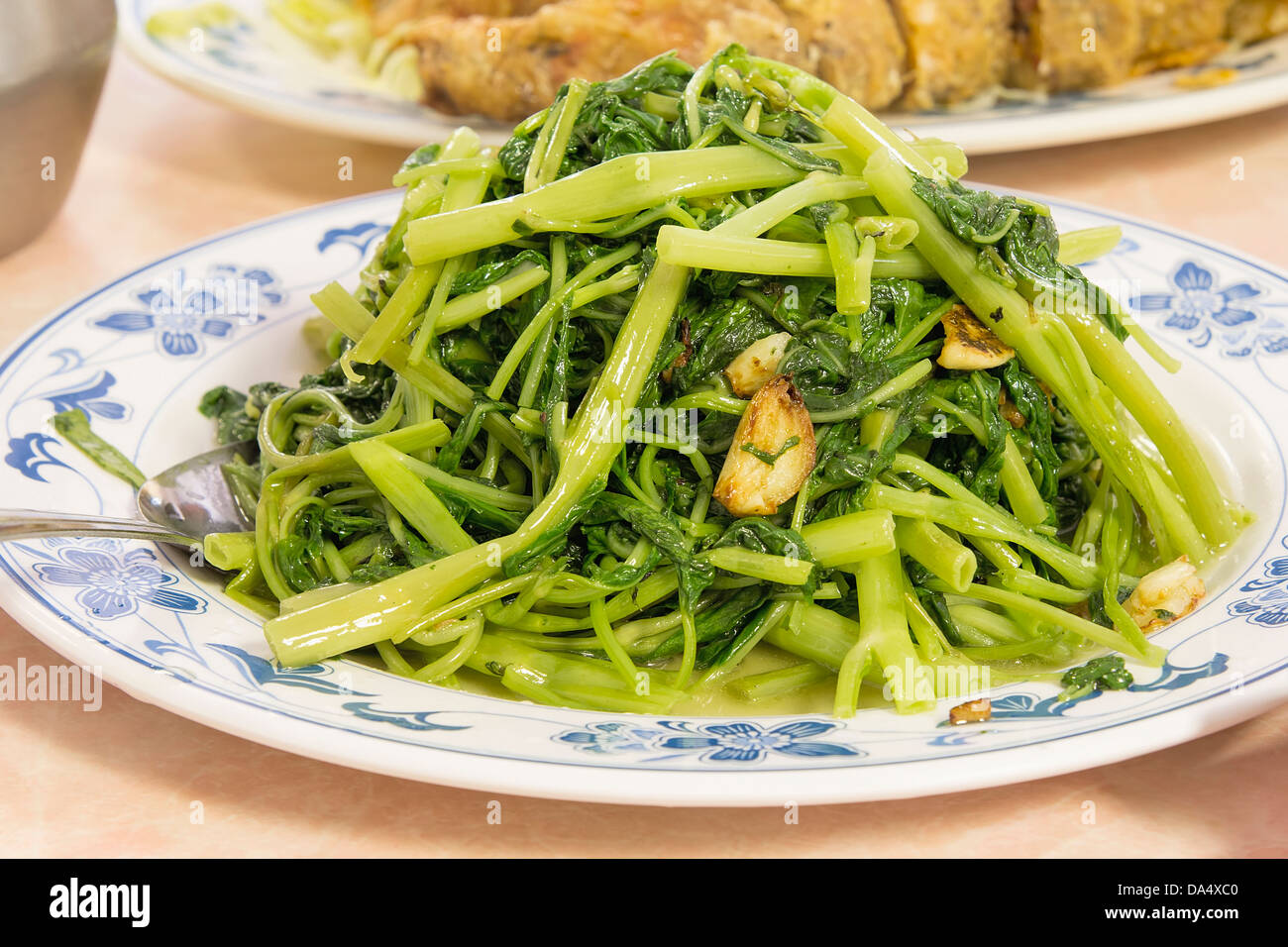 Salteado chino Kangkong vegetal verde con ajo Dish Closeup Foto de stock