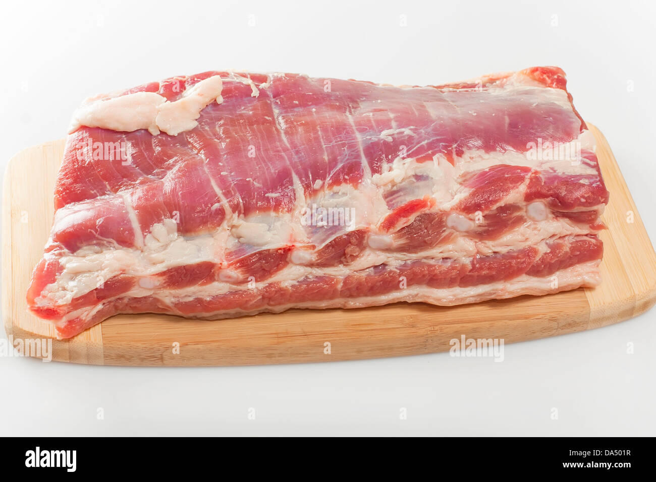 La carne de cerdo fresca cruda vientre en la junta closeup Foto de stock