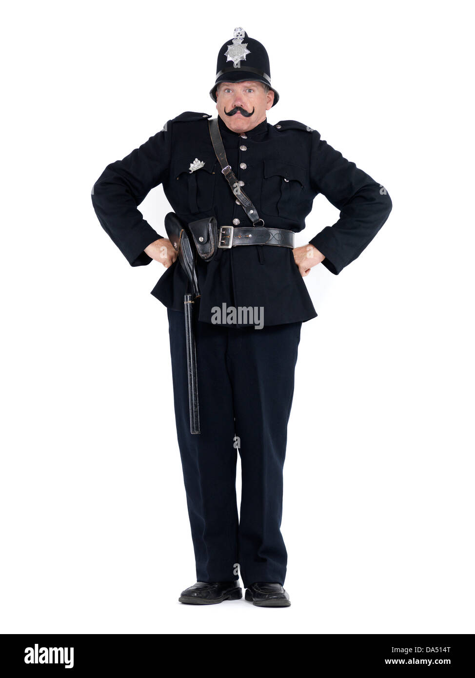 Humor el retrato de una Keystone Cop, vintage policía expresando su autoridad, aislado sobre fondo blanco. Foto de stock
