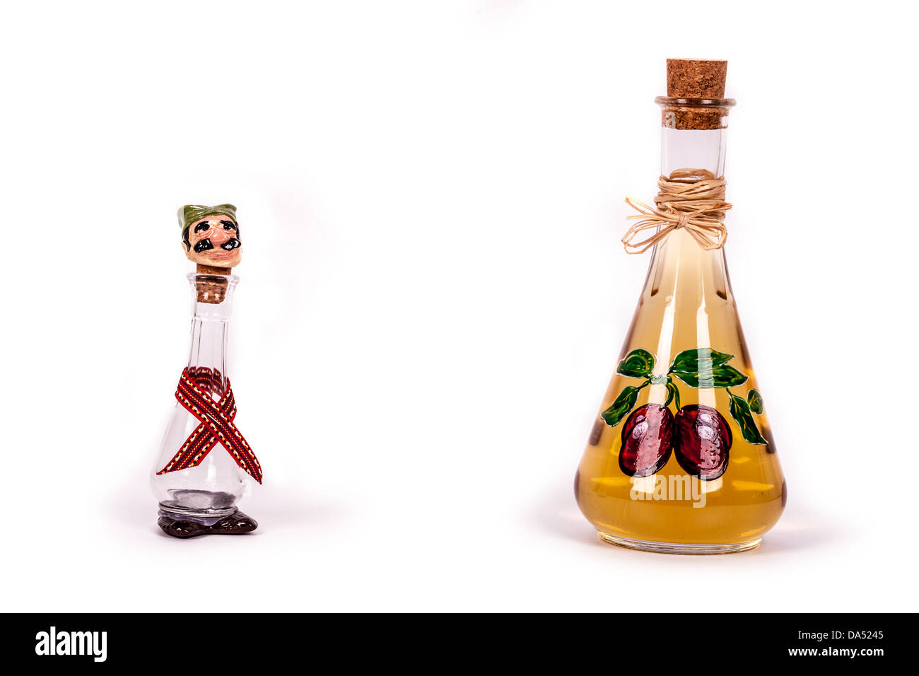 Botella de vidrio decorativo y tradicional para el brandy de ciruela Foto de stock