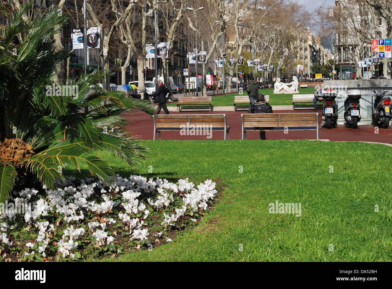 Parque del centro de la ciudad sobre la Avenida Diagonal de Barcelona. Cataluña. España Foto de stock