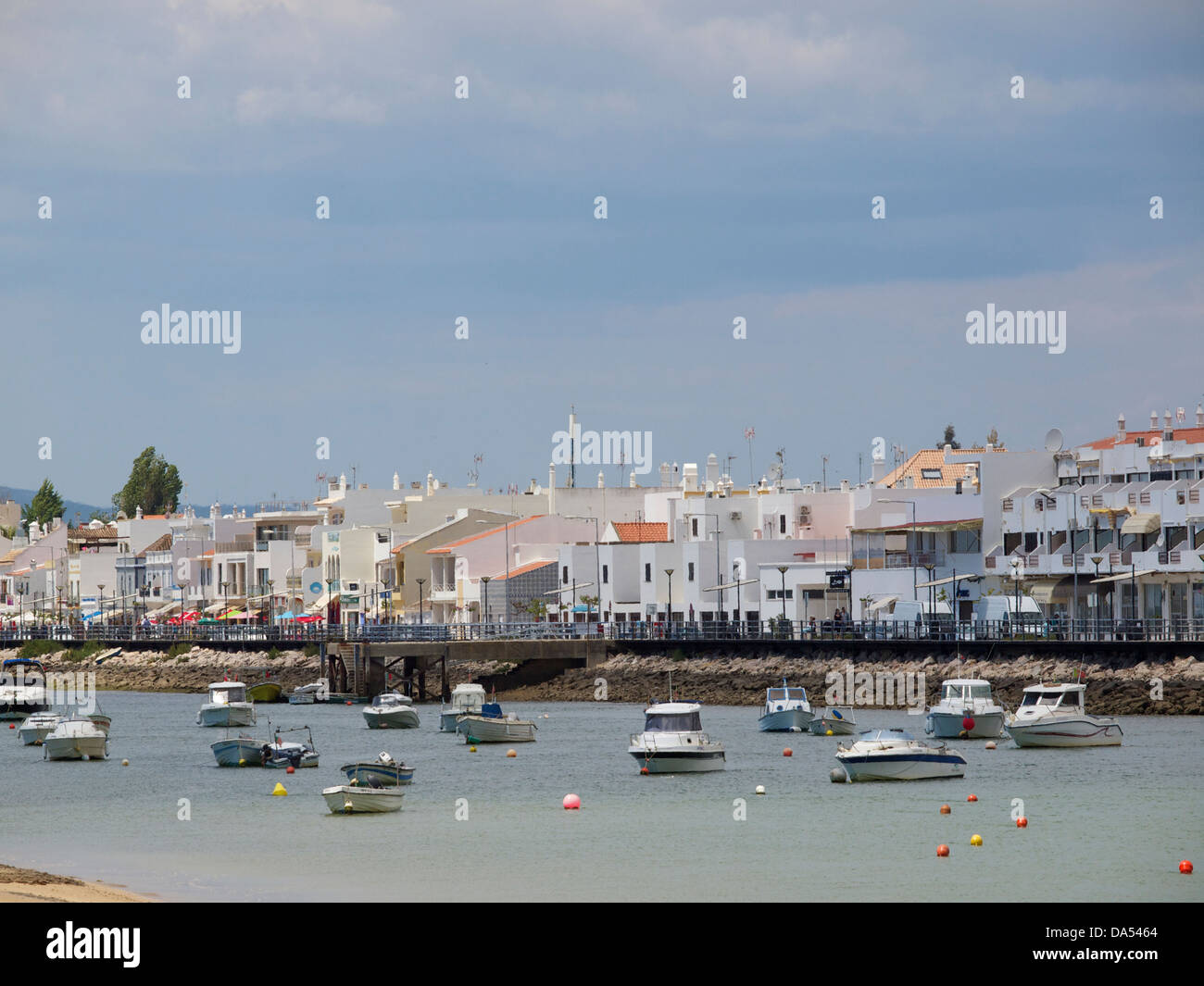 La localidad de Cabanas de Tavira, visto desde el lado de Ria Formosa. La región de Algarve, Portugal Foto de stock
