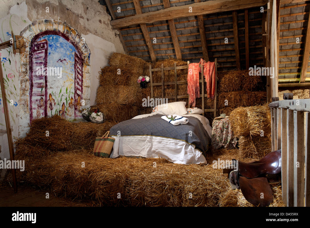 Una cama hecha en fardos de paja en un francés antiguo pajar Fotografía de  stock - Alamy