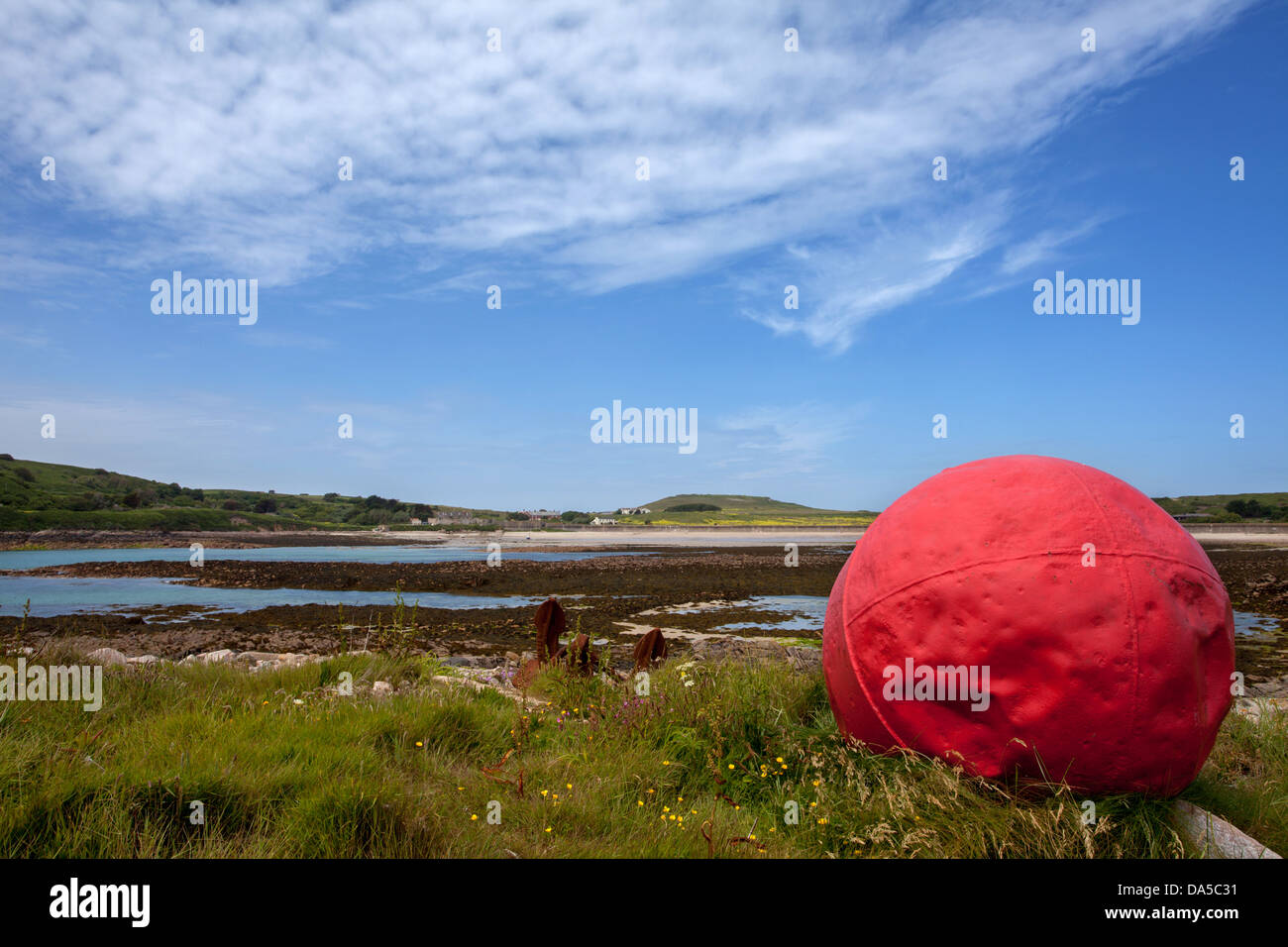 Rojo Longis bouy Alderney Channel Islands Bay Foto de stock