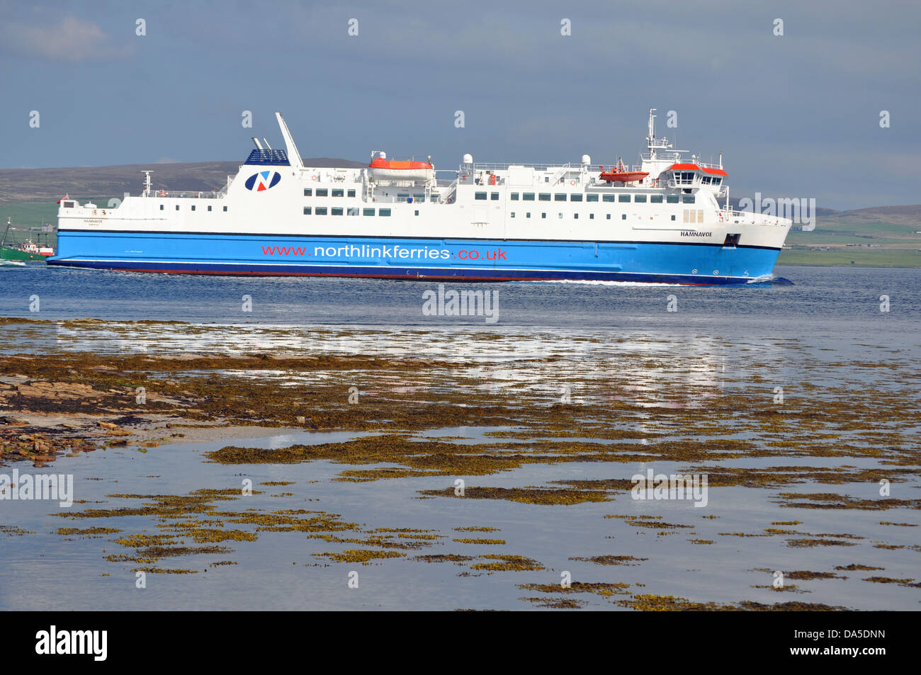 M.V. - Hamnavoe ferry entre Scrabster y Stromness en las Islas Orkney pasa Scapa Flow Foto de stock