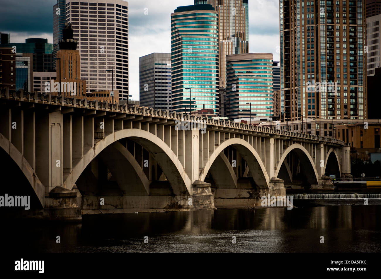 Horizonte de Minneapolis y la Tercera Avenida puente sobre el Río Mississippi. Foto de stock