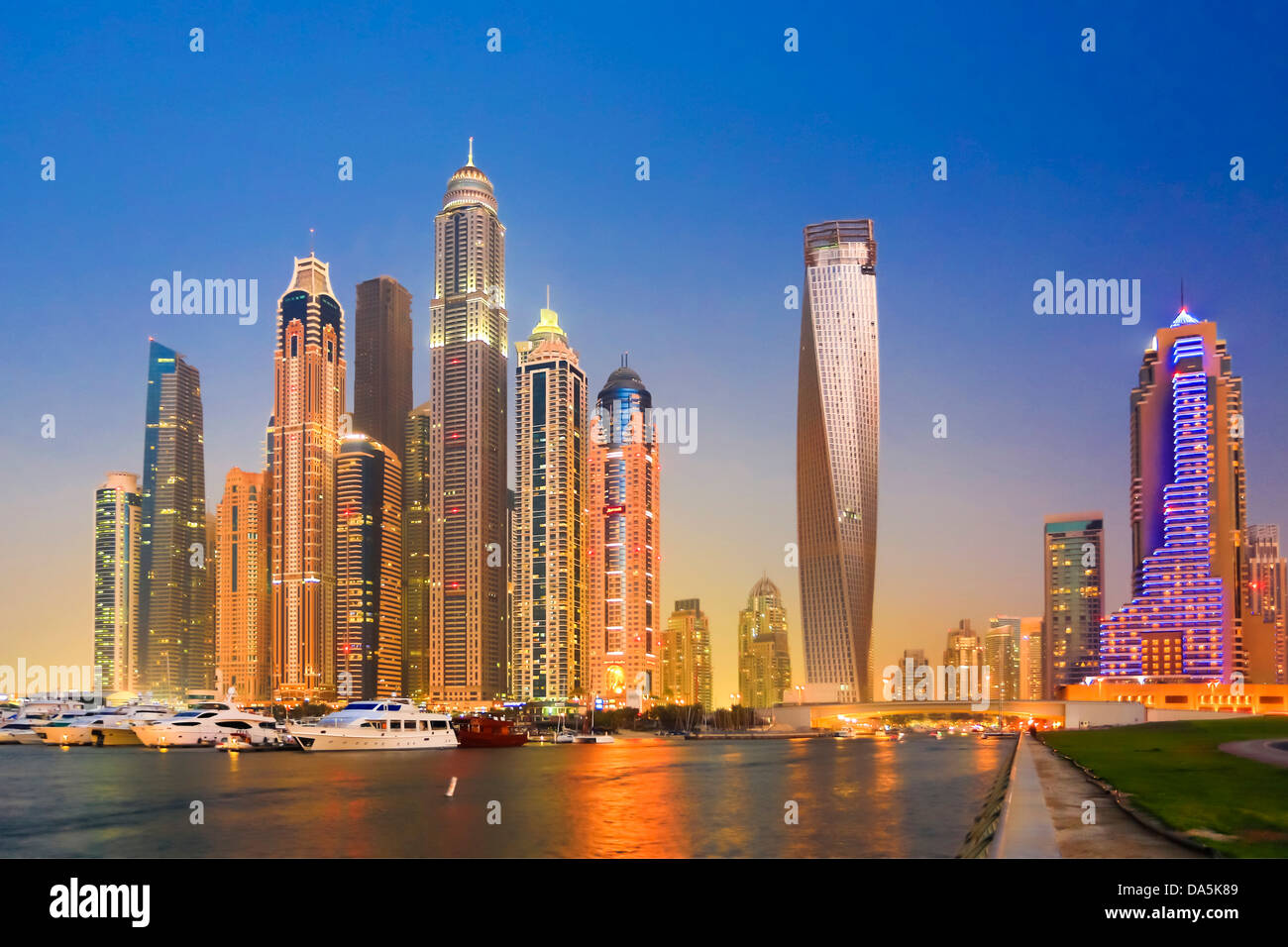 Emiratos Árabes Unidos, EAU, Dubai, la ciudad, el puerto deportivo de Dubai, la arquitectura, la playa, lanchas, barcos, edificios, futurista, Puerto Marina, Foto de stock