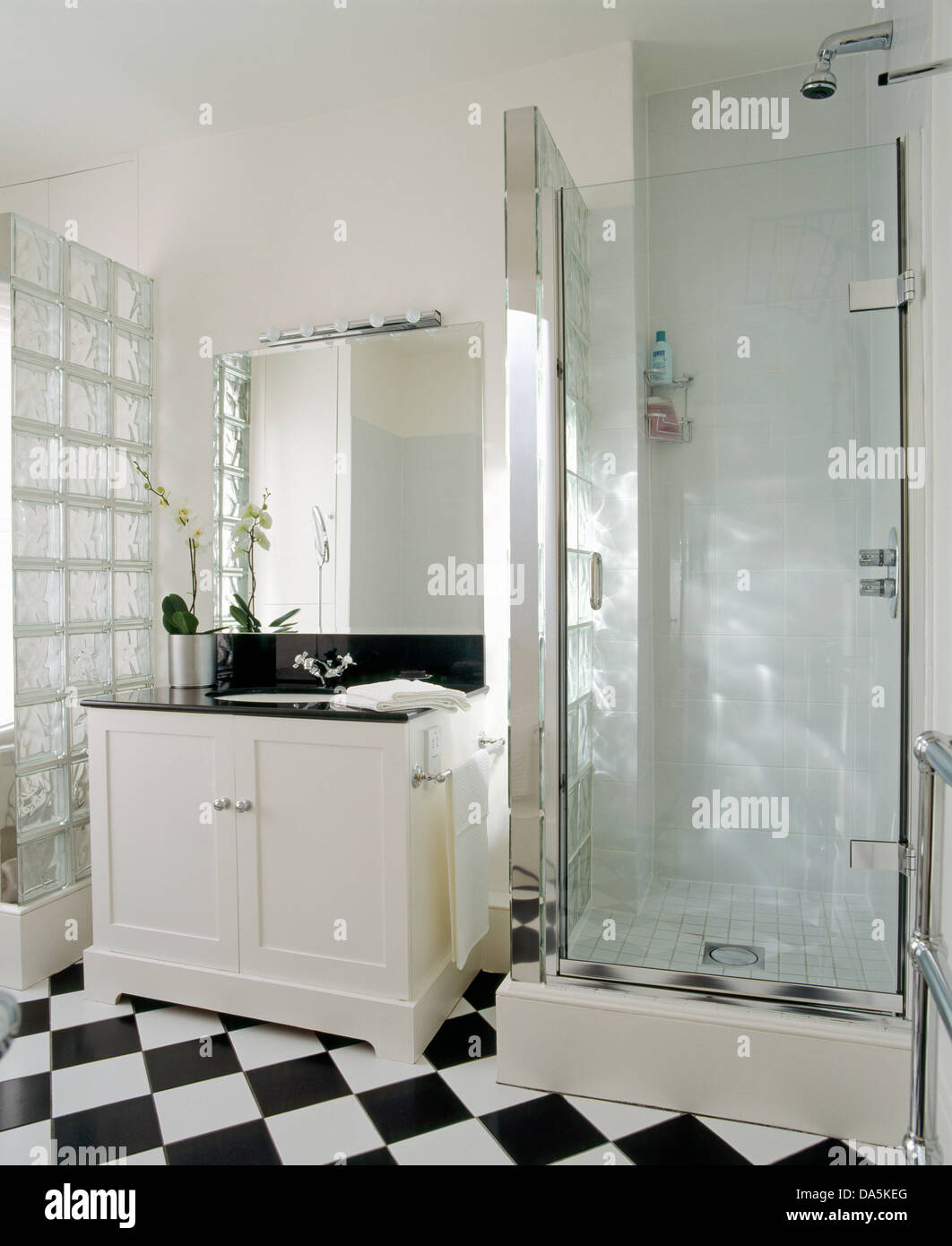 Lavabo debajo de espejo rectangular en el baño con estantes de pared  Fotografía de stock - Alamy