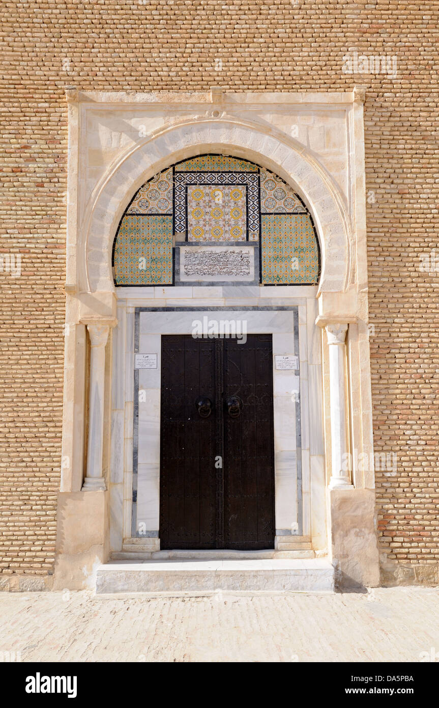 Con forma de herradura, puerta y mosaico en Sidi Sahab Mezquita Mausoleo o la Mezquita de El Barbero Kairouan, Túnez Foto de stock
