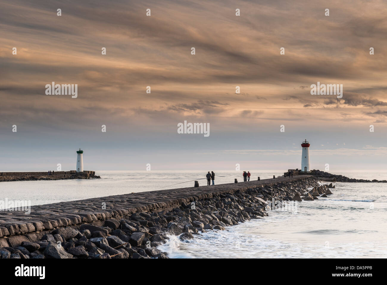 Dos faros visto desde la playa de Tamarissière, Adge, Hérault, Languedoc-Rosellón, Francia Foto de stock