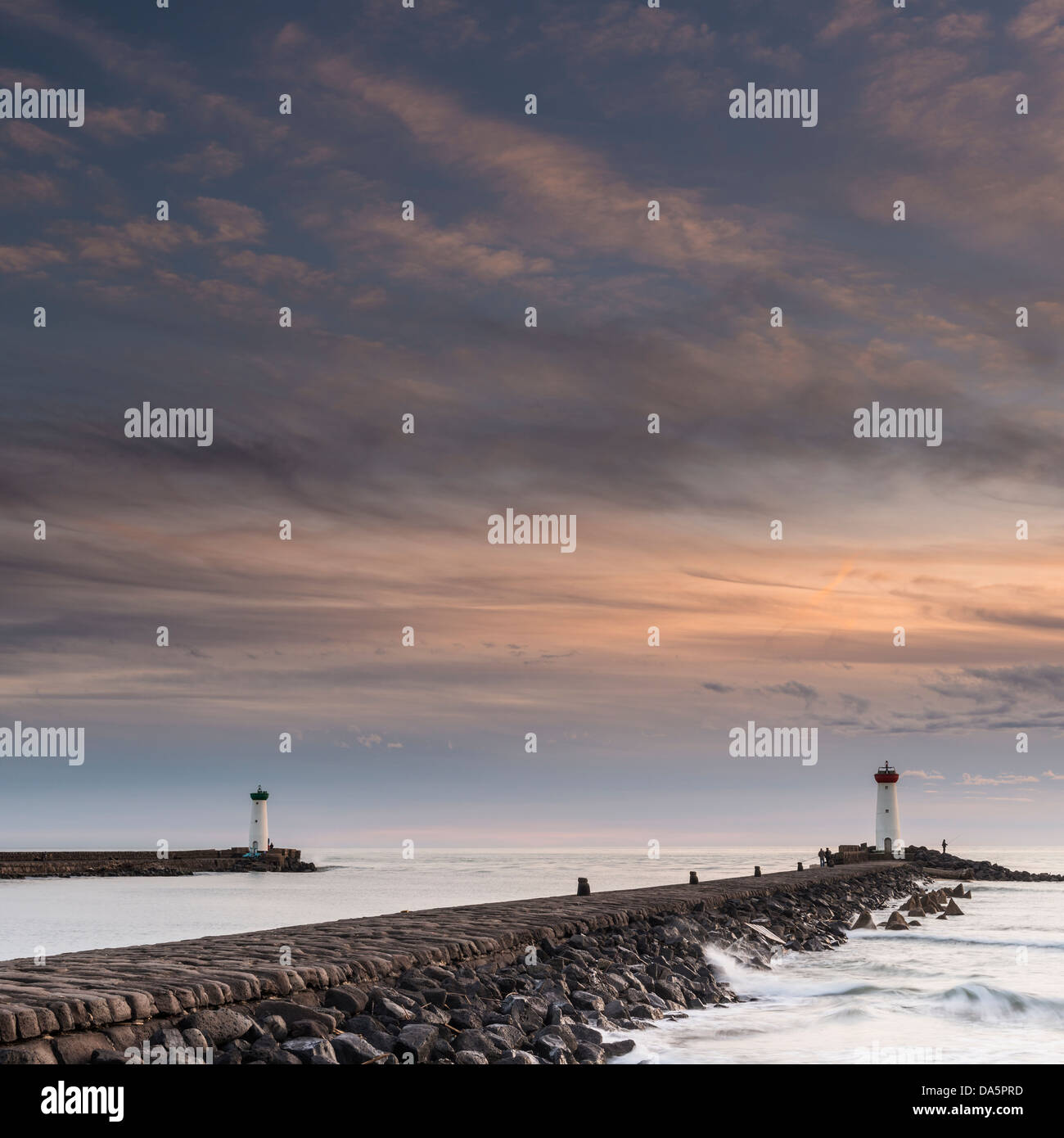 Dos faros visto desde la playa de Tamarissière, Adge, Hérault, Languedoc-Rosellón, Francia Foto de stock