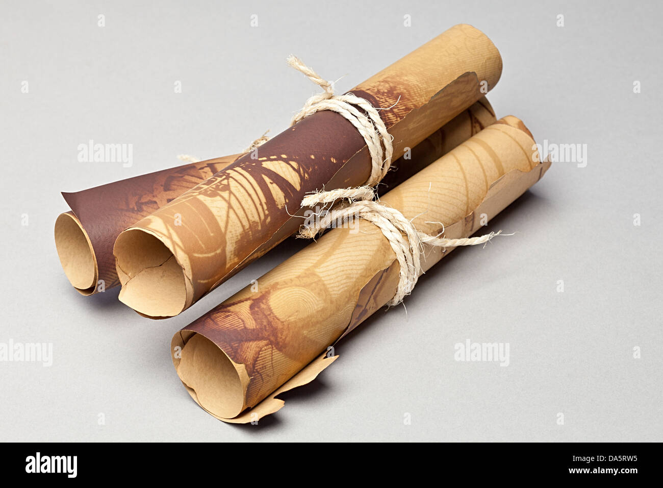 Pergaminos antiguos de papeles atado con hilo Fotografía de stock - Alamy