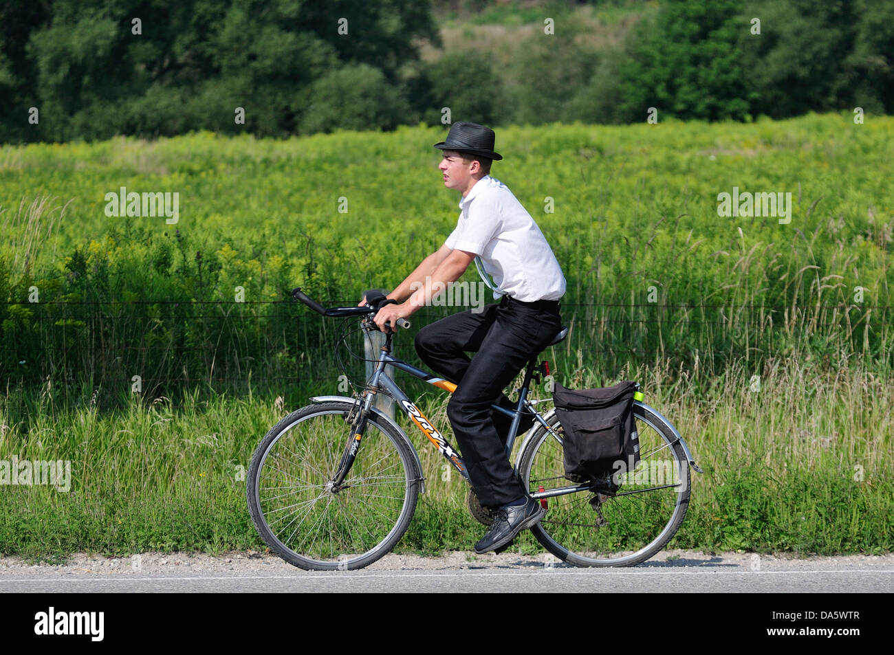 Bicicleta, Canadá, Verde, boy, Menonita, patrimonio, Ontario, St. Jacobs, bicicleta, Ciclismo, Ciclismo, brillante, campo, día daytim Foto de stock