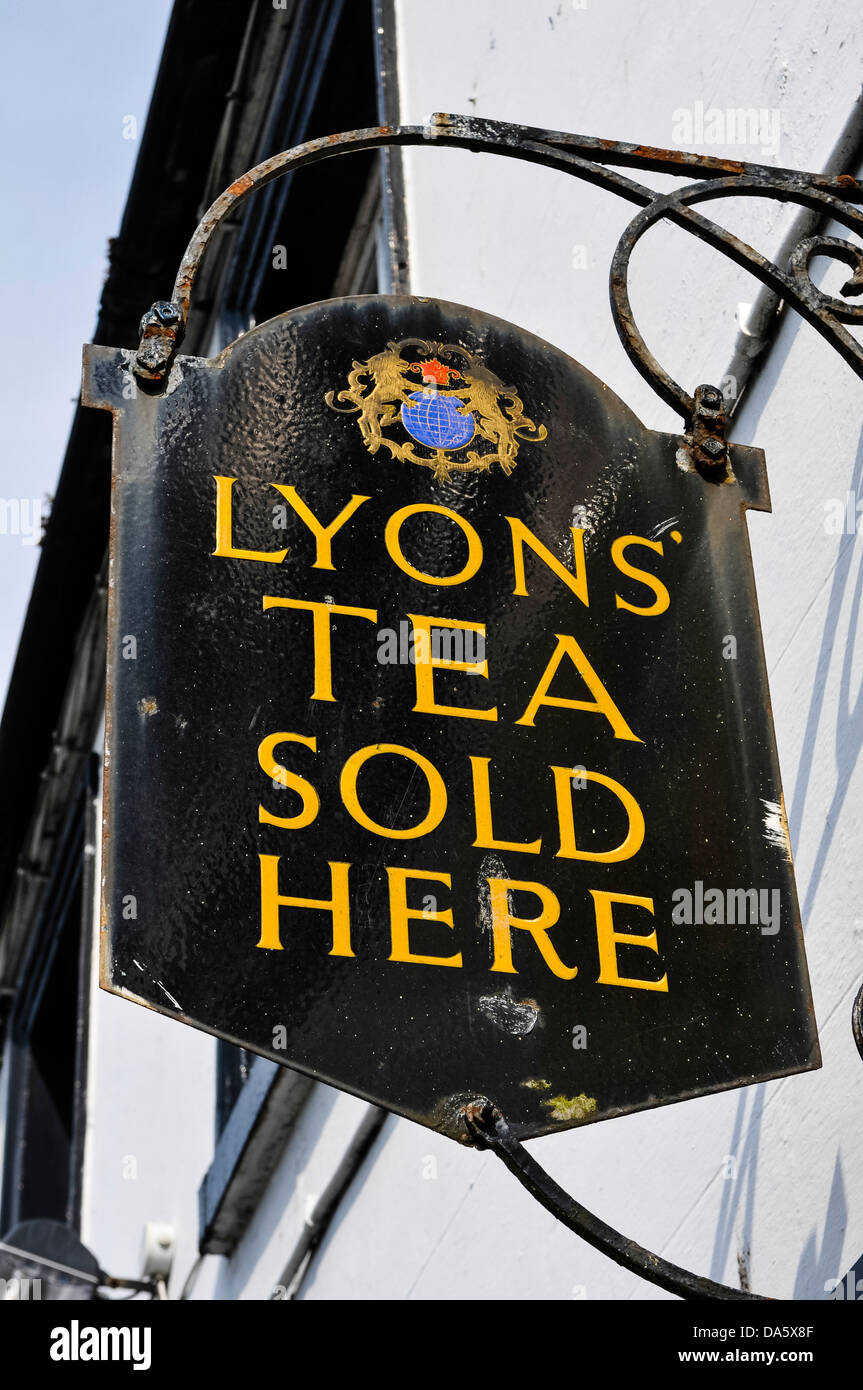 Cartel de publicidad para la venta de té de Lyon, como se ve en el hombre tranquilo Foto de stock