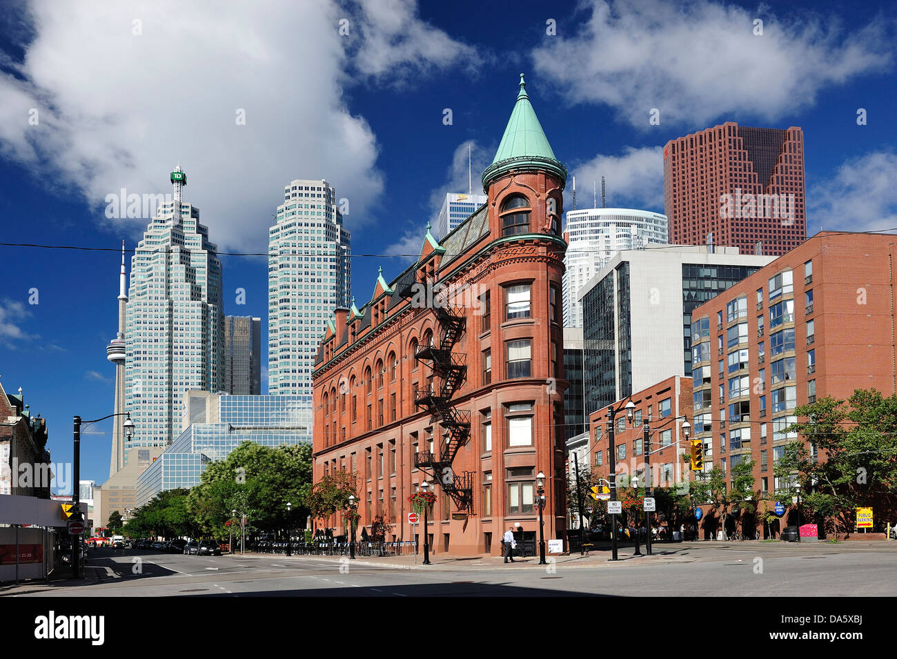 Canadá, Nubes, Flatiron Building, Ontario, Toronto, arquitectura, ciudad, paisaje urbano, cruce peatonal, diurnas, skyline, calle Foto de stock