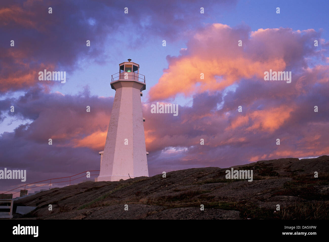 Faro Cabo Spear, sitio histórico nacional, Newfoundland, Canadá, colorido, el cielo, la costa, el océano, la luz, el mar Foto de stock