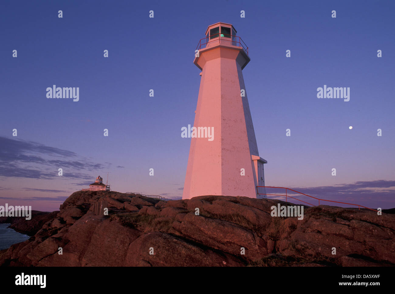 Faro Cabo Spear, sitio histórico nacional, Newfoundland, Canadá, el océano, el cielo del atardecer, colorido, litoral luna Foto de stock