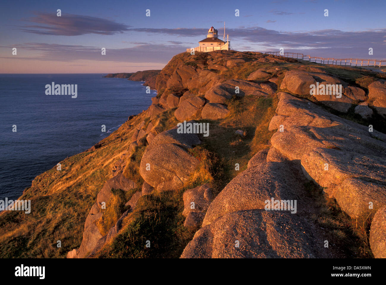 Faro Cabo Spear, sitio histórico nacional, Newfoundland, Canadá, rocas, acantilados, costas, sunset Foto de stock