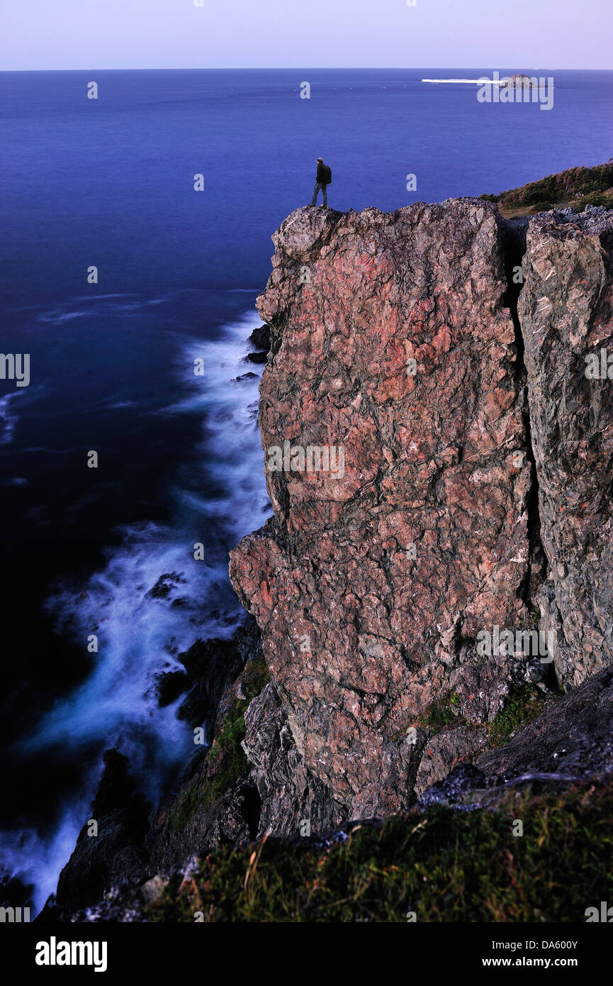 Caminante, de pie, edge, alto acantilado, océano, noche, Long Point Lighthouse, cabeza de cuervo, Newfoundland, Canadá, Foto de stock