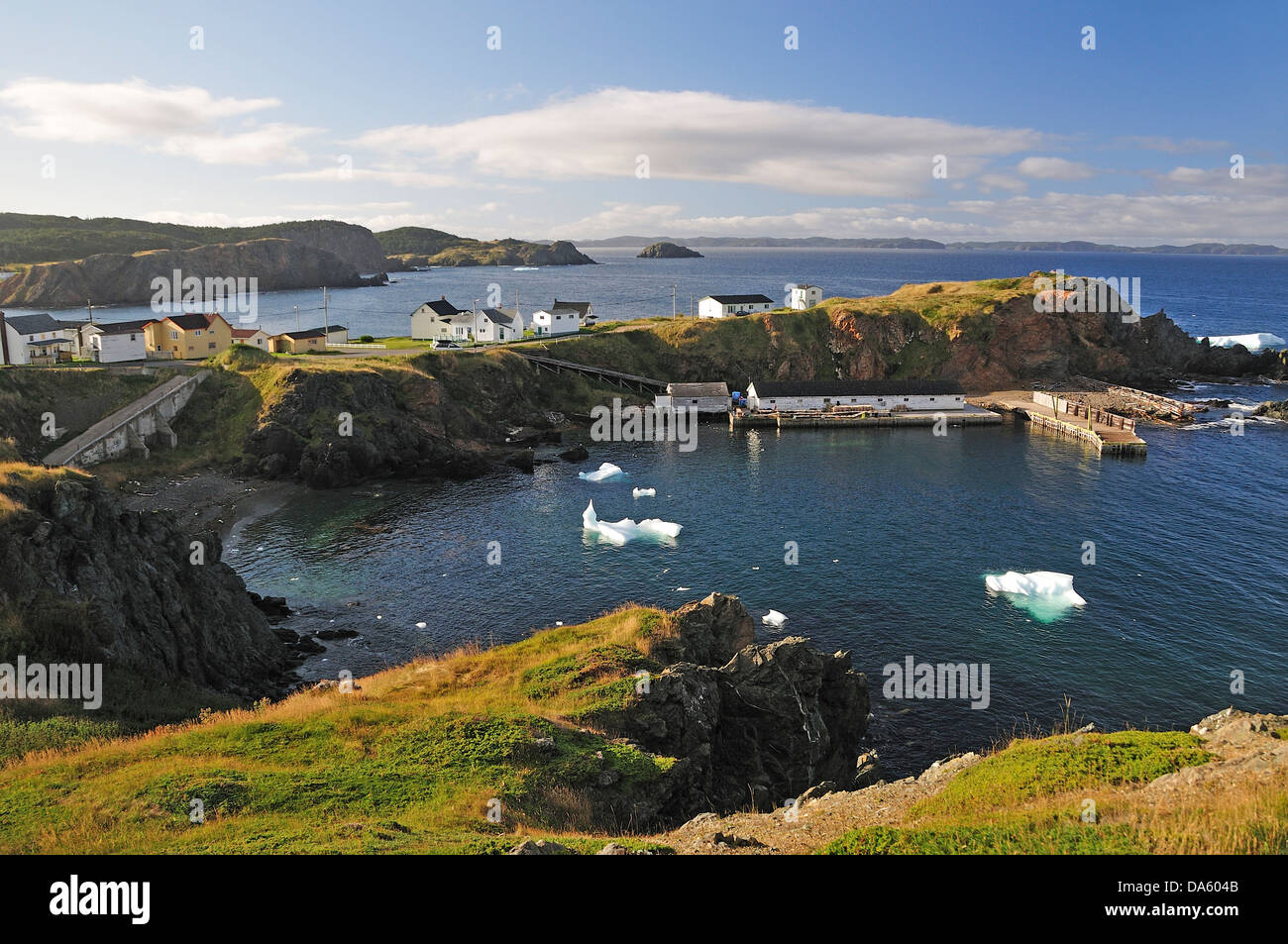 Village, Bahía, apartada, icebergs, Iceberg, Crow, cabeza Twillingate, Newfoundland, Canadá, Paisajes, Naturaleza, costa rocosa, Foto de stock