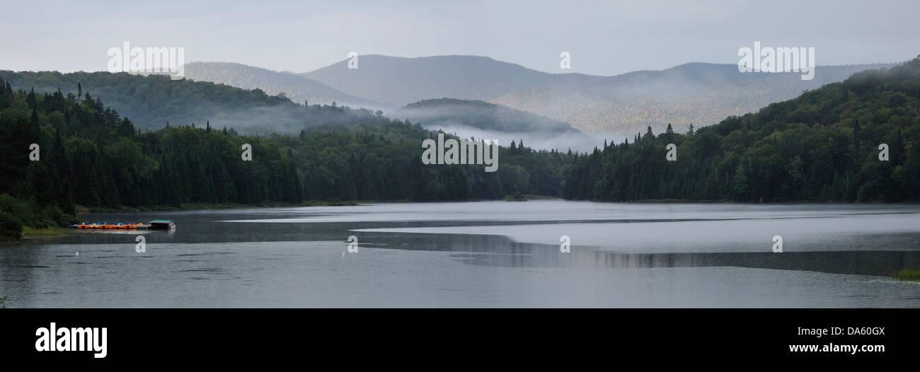 Canadá, colinas, Kayak, mañana, niebla, Parque Nacional de Mont-Tremblant, Quebec, viajes en barco, Bosque, Lago, Misty, montañas, panora Foto de stock