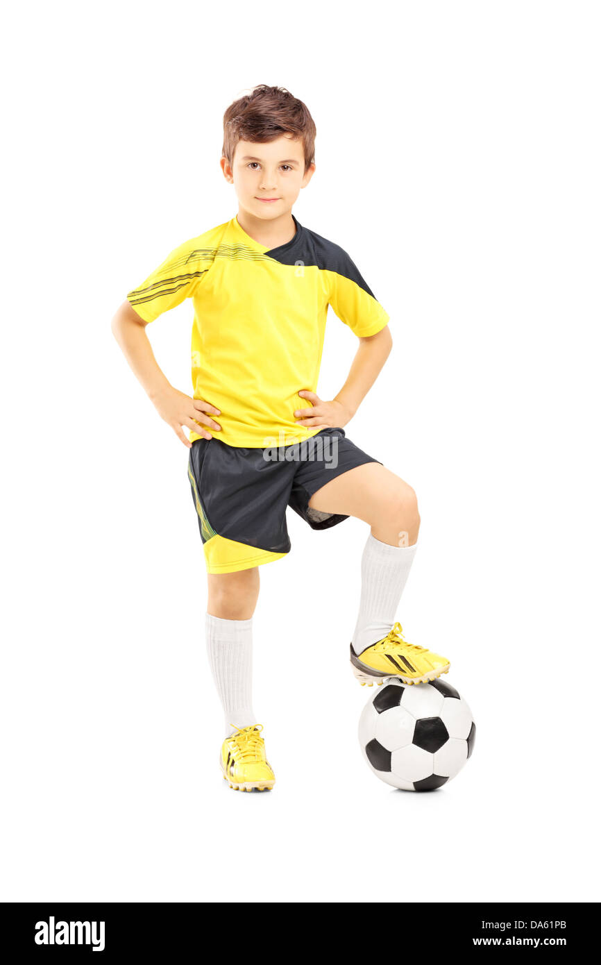 Longitud total retrato de un niño en ropa deportiva posando con un balón de  fútbol aislado sobre fondo blanco Fotografía de stock - Alamy