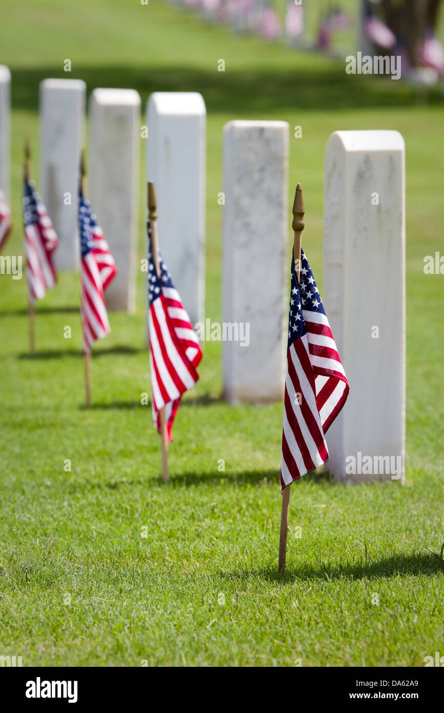 Las banderas americanas en sepulturas conmemorar el Memorial Day en un cementerio nacional de Estados Unidos. Foto de stock
