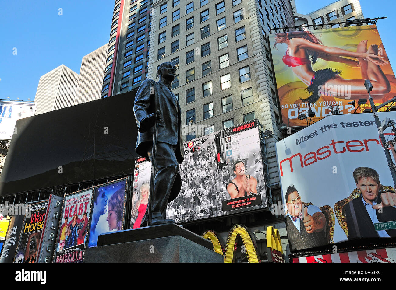 Estatua, compositor, dramaturgo, actor, jugador, Cohan, George M. Cohan, Times Square, Midtown, Manhattan, Nueva York, pueblo, ciudad, EE.UU. Foto de stock