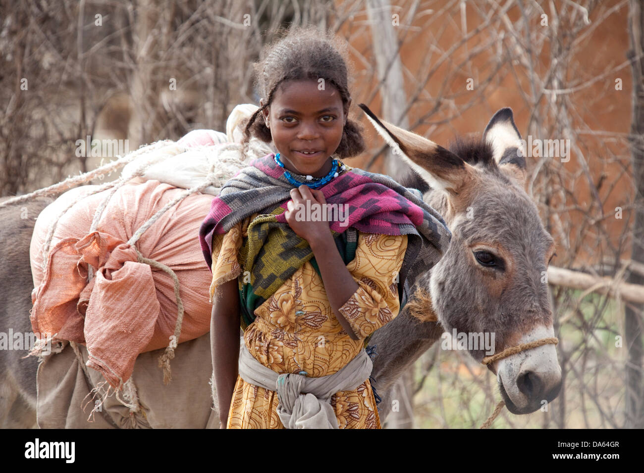 Pueblo Oromo, Etiopía, tribu, África, beber agua, Foto de stock