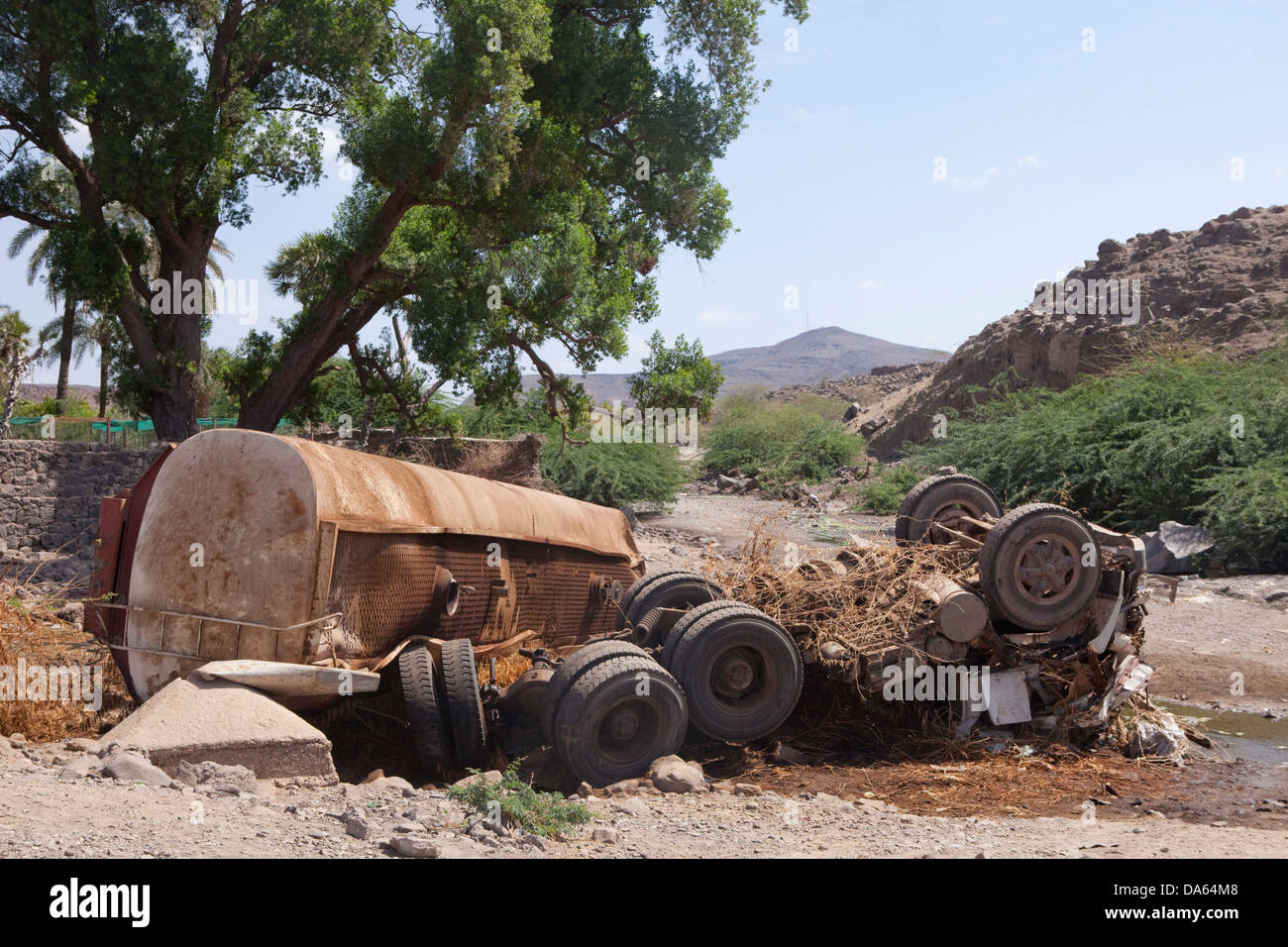 Tráfico, accidentes, daños a terceros, Djibouti, África, camión, sugerencia, rusty Foto de stock