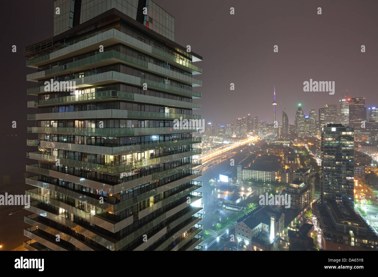 El centro de Toronto por la noche desde el distrito de la destilería. Toronto, Ontario, Canadá. Foto de stock