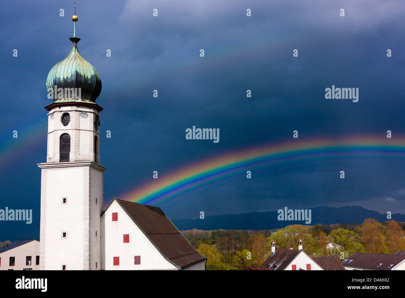 Protestante reformada, Iglesia, Rheineck, Rainbow, cantón, SG, St. Gallen, meteorología, nubes, nubes, Suiza, Europa, Foto de stock