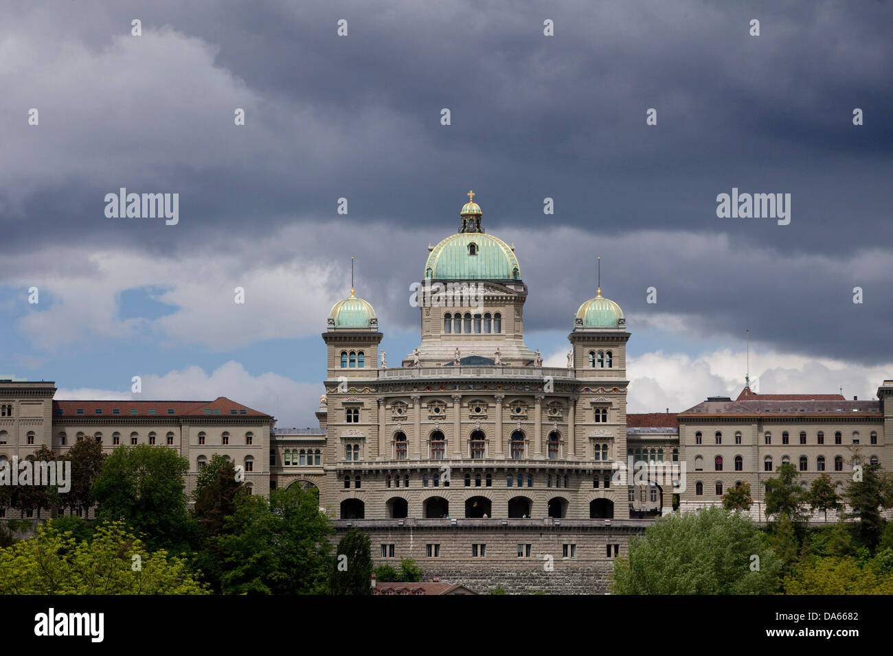 El Parlamento Federal, Berna, construcción, clima, nubes, nubes, cantón de Berna, Suiza, Europa, el parlamento, el domo, Foto de stock