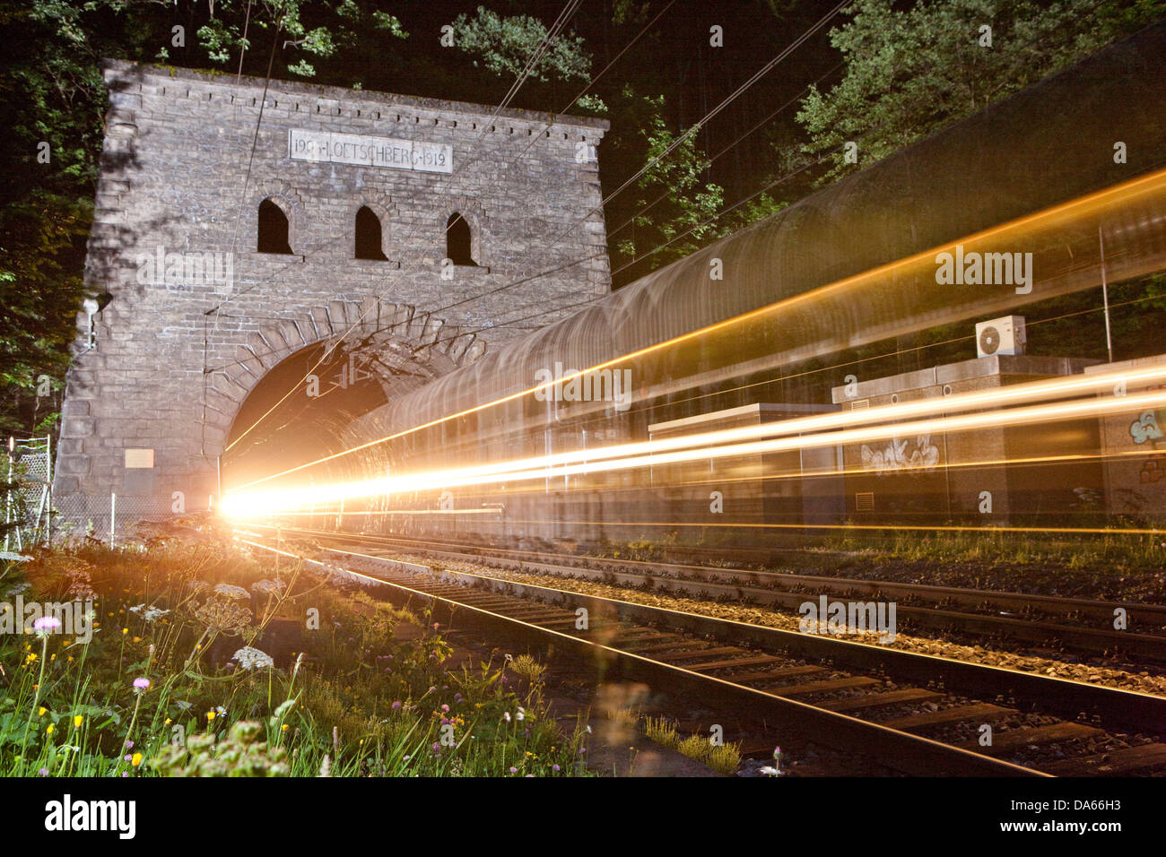 Entrada principal del norte, túnel, Kandersteg, carretera, ferrocarril, tren, ferrocarril, Lötschberg BLS, Suiza, Europa, en el Oberland bernés Foto de stock
