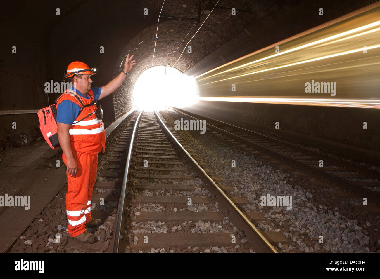 Juez de línea, túneles, carreteras, ferrocarril, tren, ferrocarril, Lötschberg, BLS, Suiza, Europa, seguridad, en el Oberland Bernés, faros Foto de stock